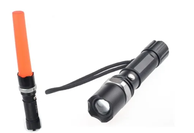 Linterna Tactica Led Recargable Zoom Swat Con Accesorios